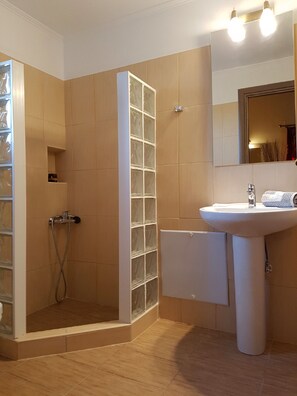 Apartment (Sapfo 1st floor) | Bathroom | Shower, free toiletries, hair dryer, towels - Alkionis (Lefkada)