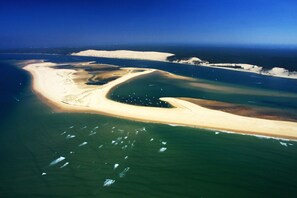 Una spiaggia nelle vicinanze