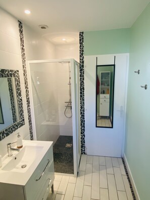 Badewanne, Haartrockner, Handtücher, Seife
