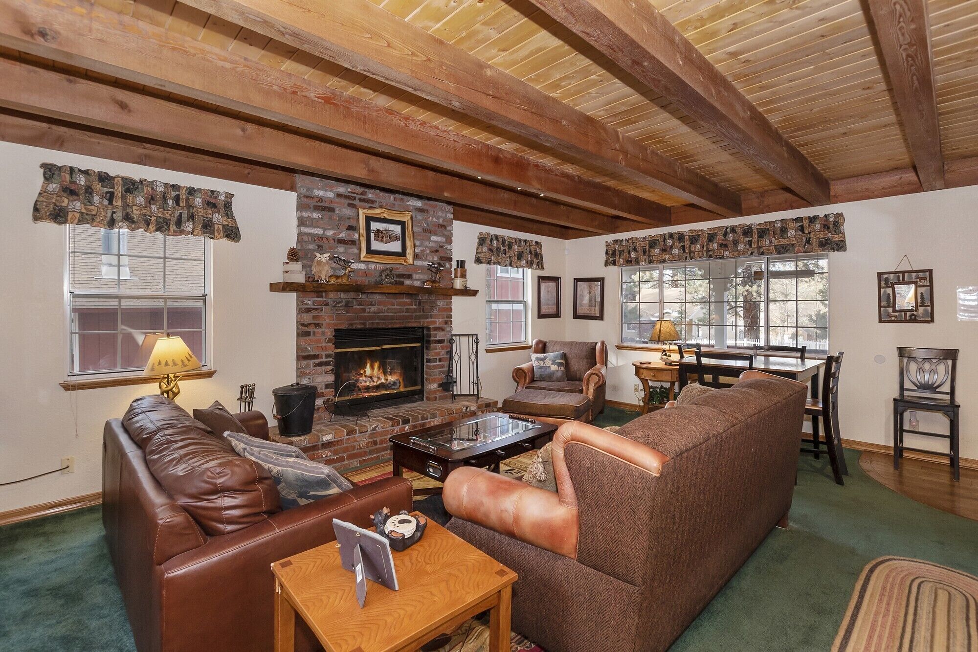 Gypsy Dreams by Destination Big Bear : Gingerbread Cottage Walking Distance to Bear Mountain Resort! WiFi!