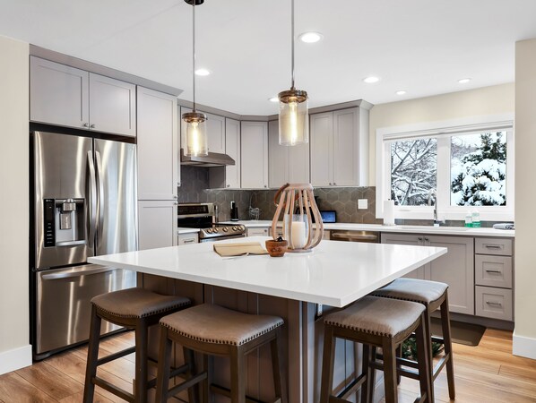 Geladeira, micro-ondas, fogão, cooktop