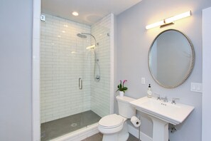 Bañera con ducha, secador de pelo, toallas, jabón