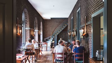 Aperto a colazione, pranzo e cena, cucina americana 