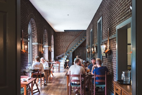 Se sirven desayunos, almuerzos, cenas y cocina americana . Shaker Village of Pleasant Hill