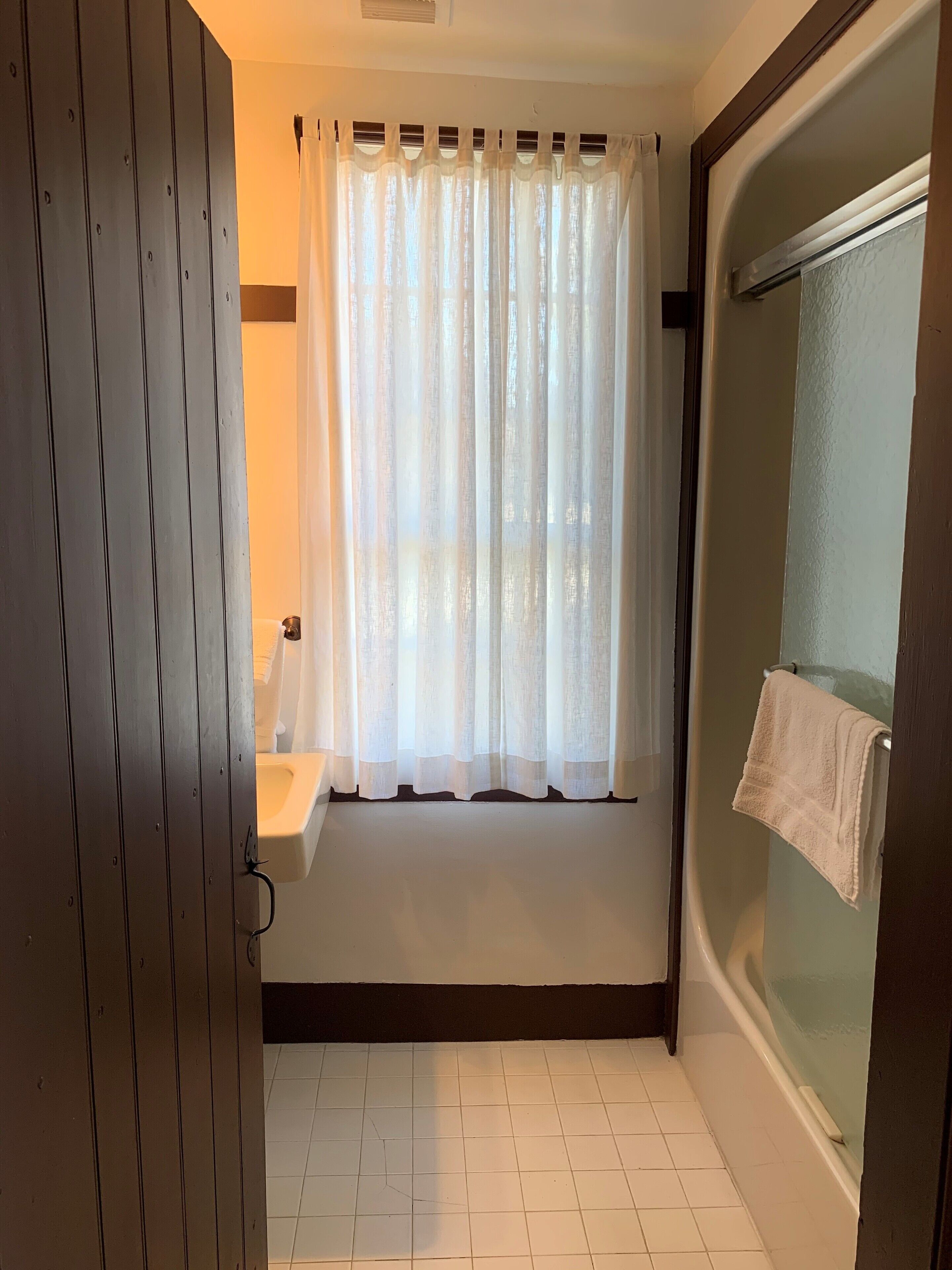 Deluxe Room, 1 Queen Bed | Bathroom | Free toiletries, hair dryer, towels