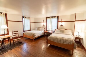 Quarto luxo, 2 camas Queen | Individualmente decorados, individualmente mobiliados, escrivaninha