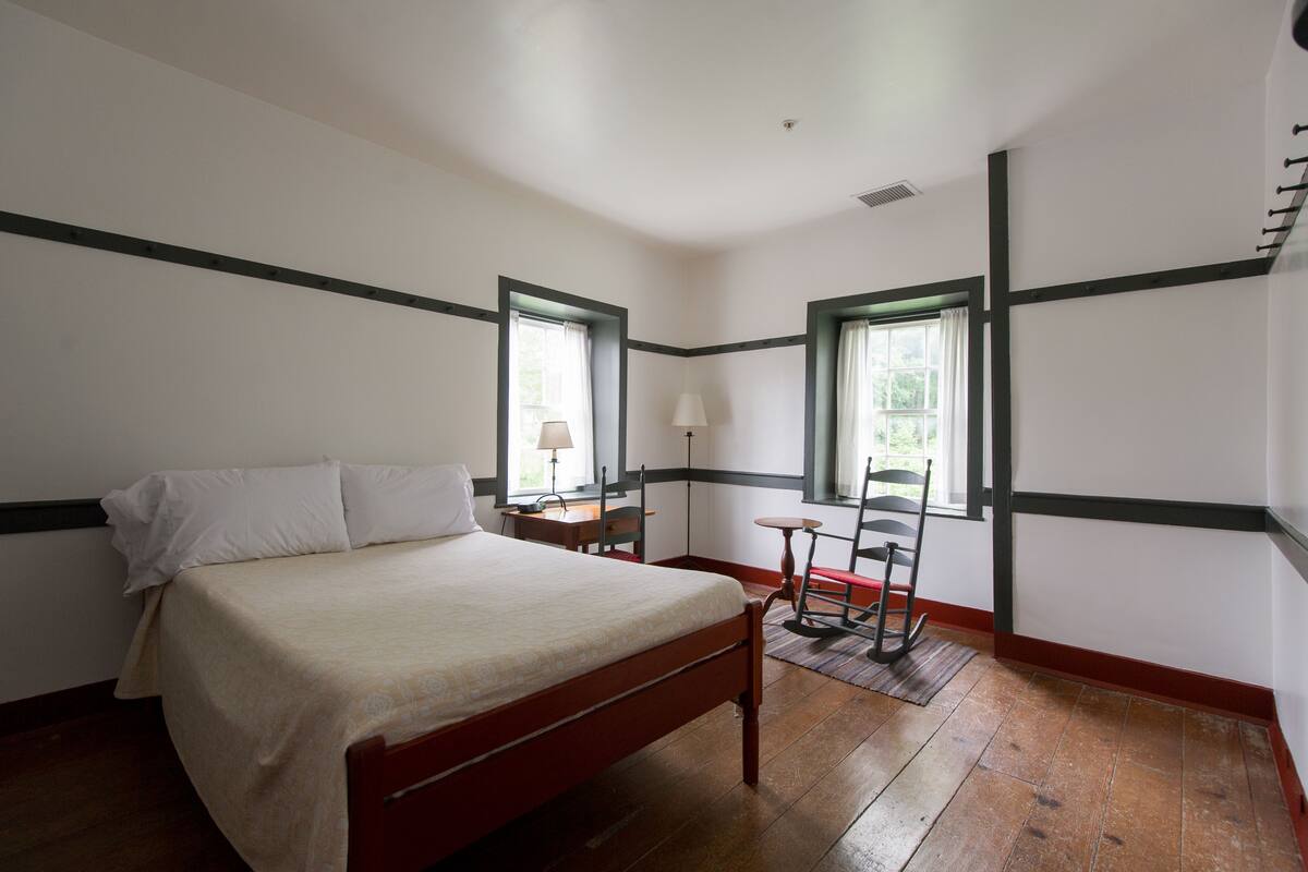 Standard Room, 1 Queen Bed | Desk, blackout drapes, iron/ironing board, individually decorated