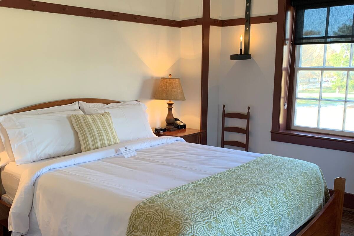 Deluxe Room, 1 Queen Bed | Desk, blackout drapes, iron/ironing board, individually decorated