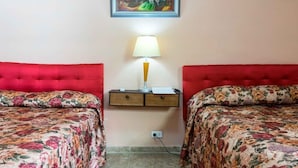 Comfort-huone, 1 keskisuuri parisänky, tupakointi kielletty, näköala puutarhaan | Tallelokero huoneessa, pimennysverhot, Wi-Fi