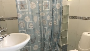 Comfort-huone, 1 keskisuuri parisänky, tupakointi kielletty, näköala puutarhaan | Kylpyhuone | Pyyhkeet