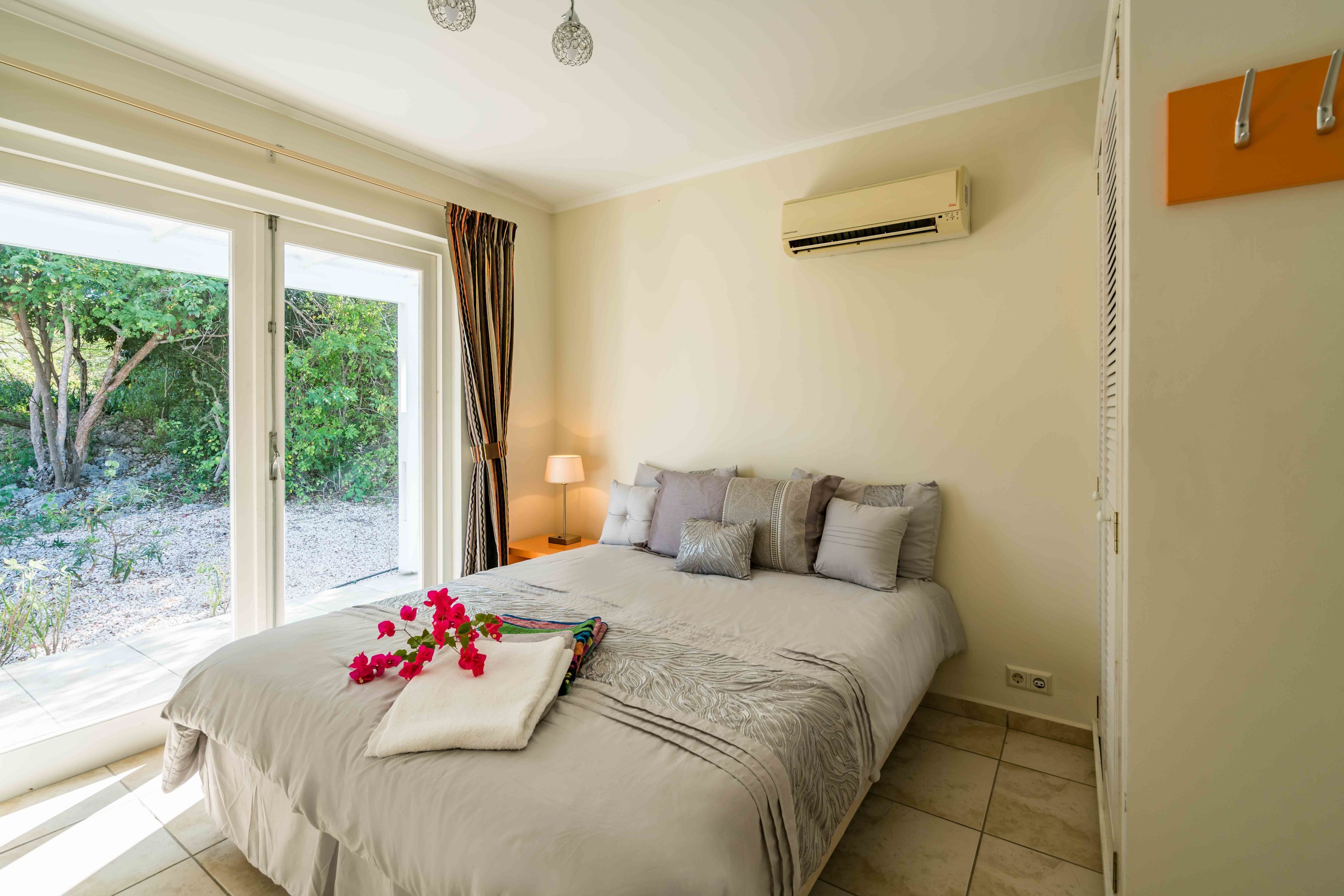 Tallelokero huoneessa, kannettavalle tietokoneelle sopiva työtila