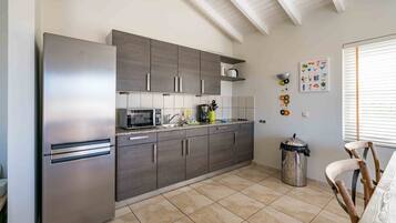 Full-size fridge, microwave, stovetop, dishwasher
