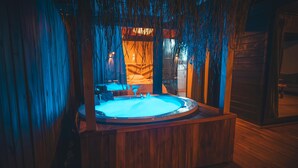 Ein Spa-Bereich aus Holz mit Whirlpool, Holzverkleidung und einer Sitzbank.