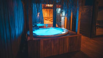 Bungalow Cao cấp, 2 phòng ngủ | Khu phòng khách | TV LCD, lò sưởi