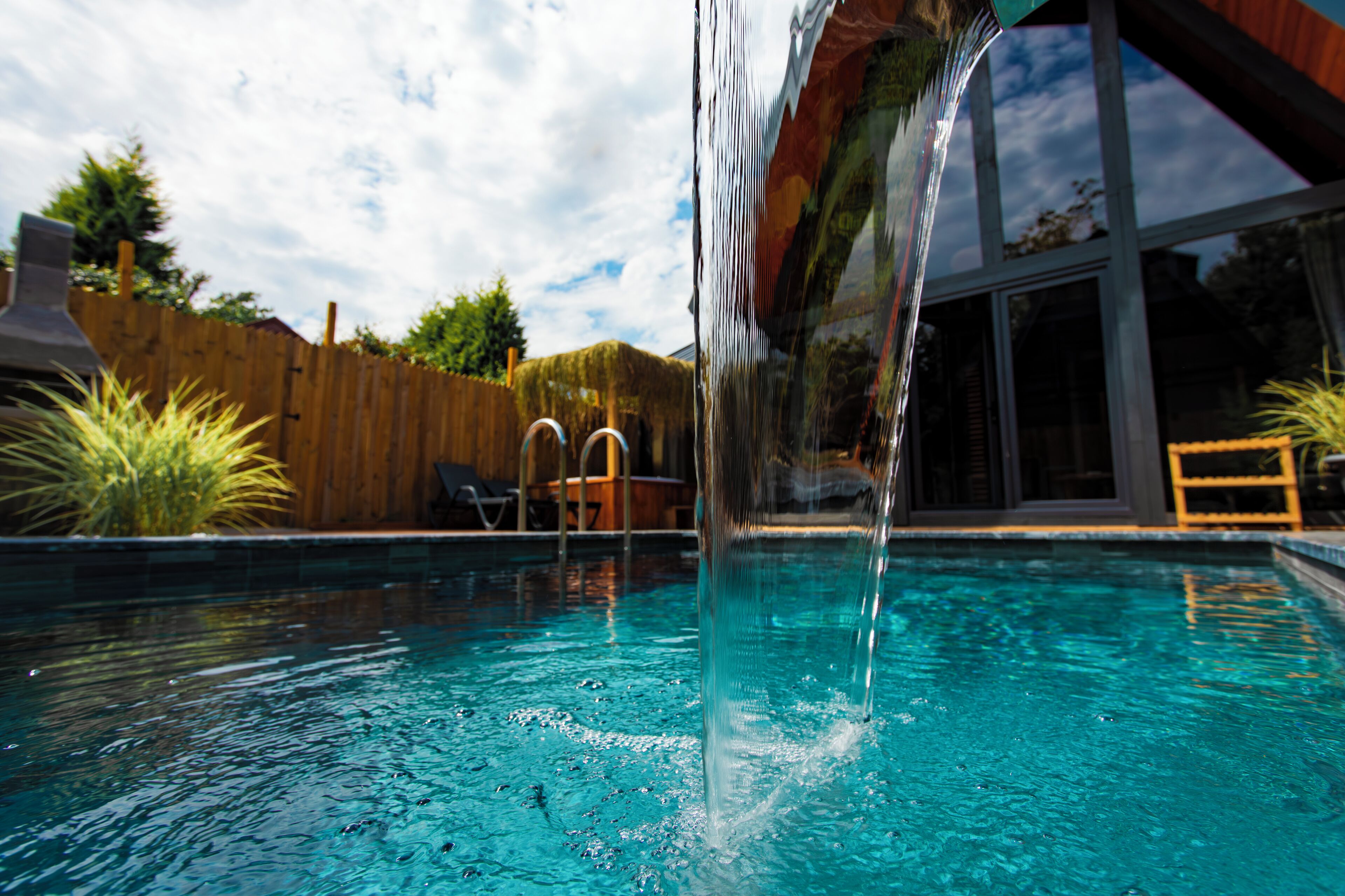 2 piscinas al aire libre, sombrillas, sillones reclinables de piscina