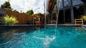2 piscinas al aire libre, sombrillas, sillones reclinables de piscina