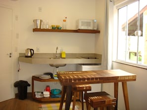 Suite Retiro dos Padres | Cozinha privada | Geladeira, micro-ondas, cooktop, cafeteira/chaleira