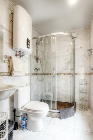 Dusche, kostenlose Toilettenartikel, Haartrockner, Hausschuhe