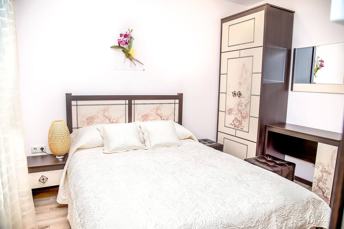 In-room safe, soundproofing, iron/ironing board, free WiFi