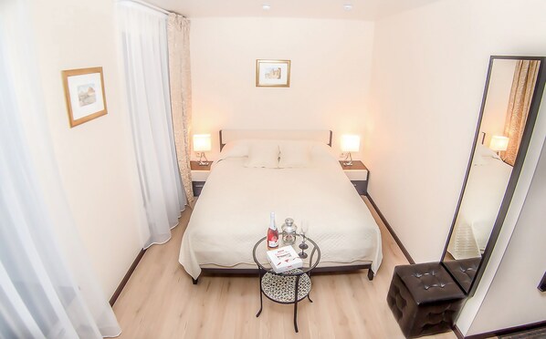 Deluxe-Doppelzimmer | Zimmersafe, schallisolierte Zimmer, Bügeleisen/Bügelbrett