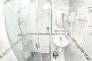 Comfort-Doppelzimmer | Badezimmer | Dusche, kostenlose Toilettenartikel, Haartrockner, Hausschuhe