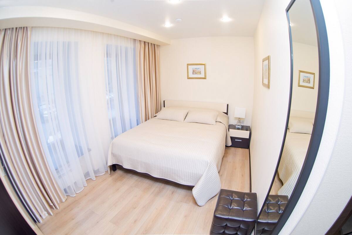 In-room safe, soundproofing, iron/ironing board, free WiFi