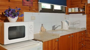 Family Cabin, 1 Bedroom, Non Smoking | Private kitchenette