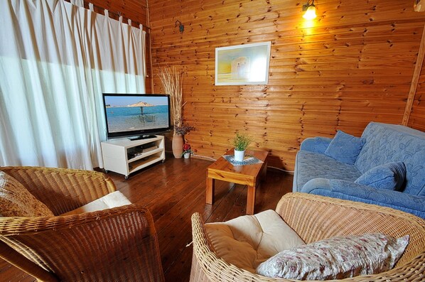 Family Cabin, 1 Bedroom, Non Smoking | Living room