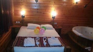 Comfort Cabin, Non Smoking | Free cribs/infant beds, rollaway beds, free WiFi, bed sheets