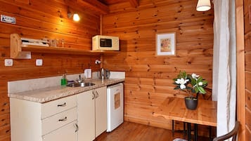 Superior-Ferienhütte, Nichtraucher | Eigene Kochnische | Kühlschrank, Mikrowelle, Herdplatte, Wasserkocher mit Kaffee-/Teezubehör
