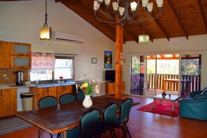 Deluxe-suite - 3 soveværelser - ikke-ryger | Stue | Fladskærms-tv