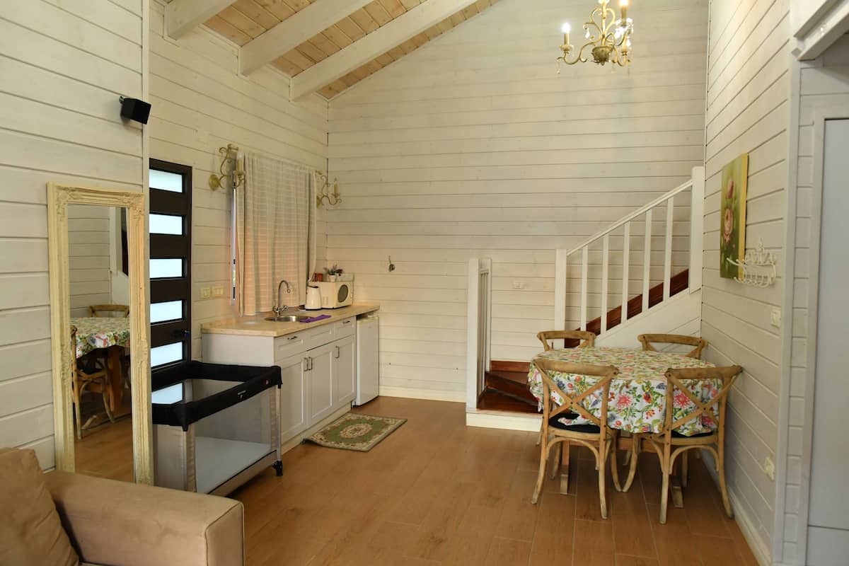 Cribs (free), WiFi (free), bed sheets