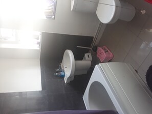 Combined shower/bathtub, toilet paper
