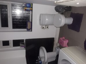 Combined shower/bathtub, toilet paper