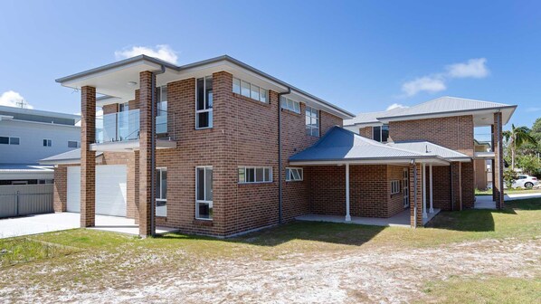 Exterior - 5 Bent Street - huge house with Foxtel & Aircon (Fingal Bay)