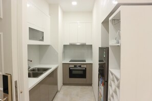 Fridge, oven, ice maker, paper towels