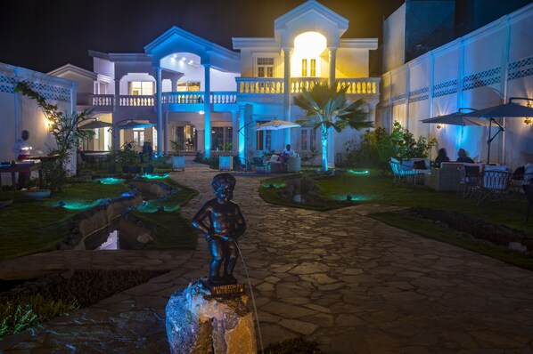 Front of property - evening/night - Hotel Petit Brussel (Lomé)