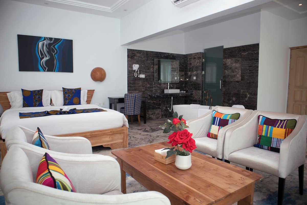 Suite junior, vista al océano | Área de sala de estar | Smart TV de 32 pulgadas con canales vía satélite y televisión