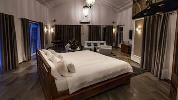 Deluxe-Suite, 1 King-Bett, Nichtraucher | Minibar, Zimmersafe, Schreibtisch, Verdunkelungsvorhänge