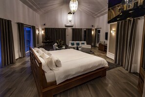 Deluxe Suite, 1 King Bed, Non Smoking | Minibar, in-room safe, desk, blackout drapes - Hotel Petit Brussel (Lomé)