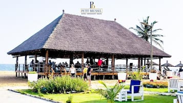 3 restauranter; serverer morgenmad, frokost og internationale retter