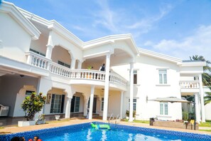 Outdoor pool, pool umbrellas, sun loungers