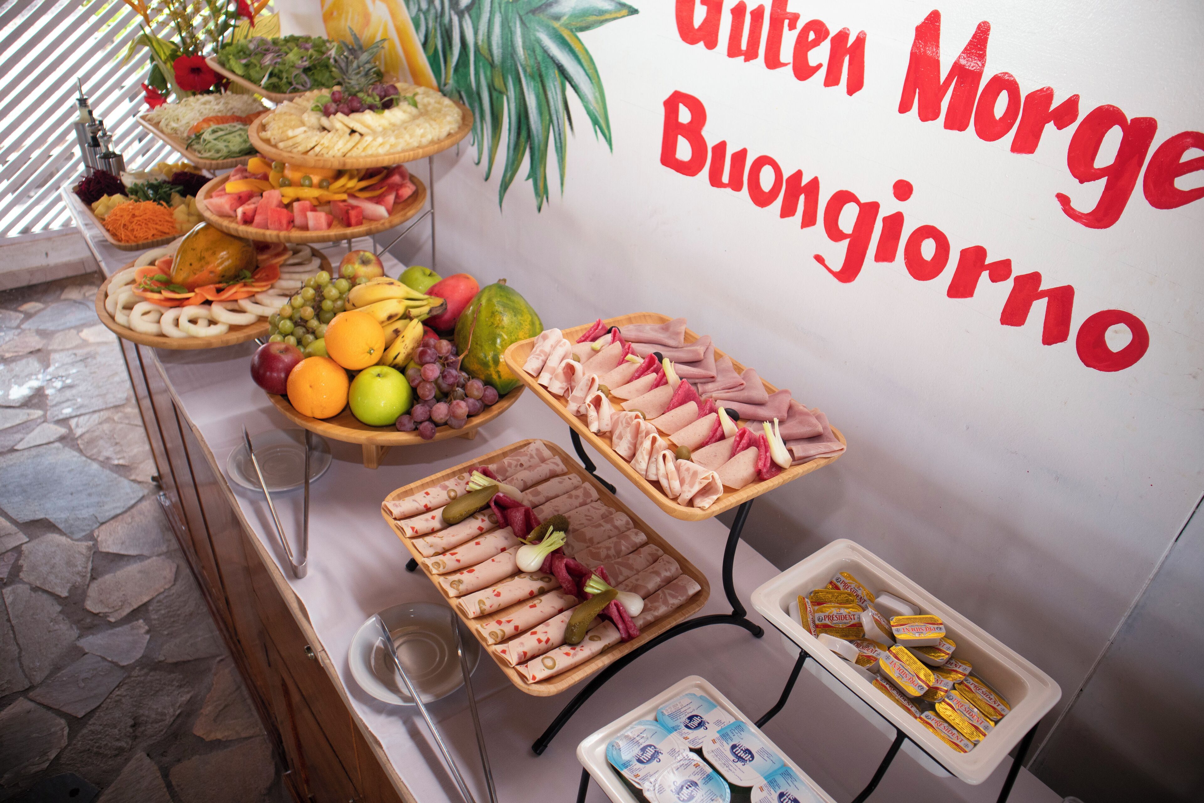 A buffet with various food items and a sign that reads 'Buongiorno'.