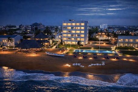 Private beach, white sand, sun-loungers, beach umbrellas. Hotel Petit Brussel