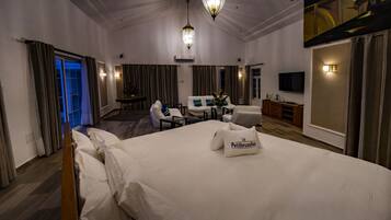 Deluxe Suite, 1 King Bed, Non Smoking | Minibar, in-room safe, desk, blackout curtains