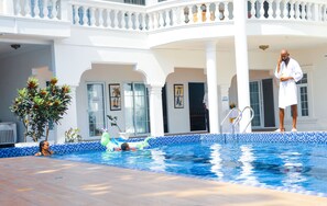 Outdoor pool, pool umbrellas, sun loungers - Hotel Petit Brussel (Lomé)