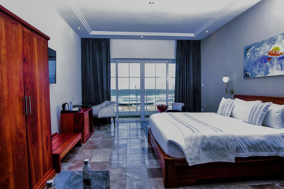 Minibar, caja de seguridad en la habitación y escritorio