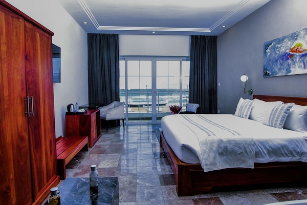 Quarto casal luxo, 1 cama King, para não fumantes, vista para a praia | Frigobar, cofres nos quartos, escrivaninha, cortinas blackout