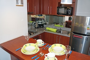 Kjøleskap, mikrobølgeovn, ovn og kokeplater