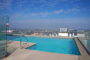 2 utendørsbassenger og solsenger